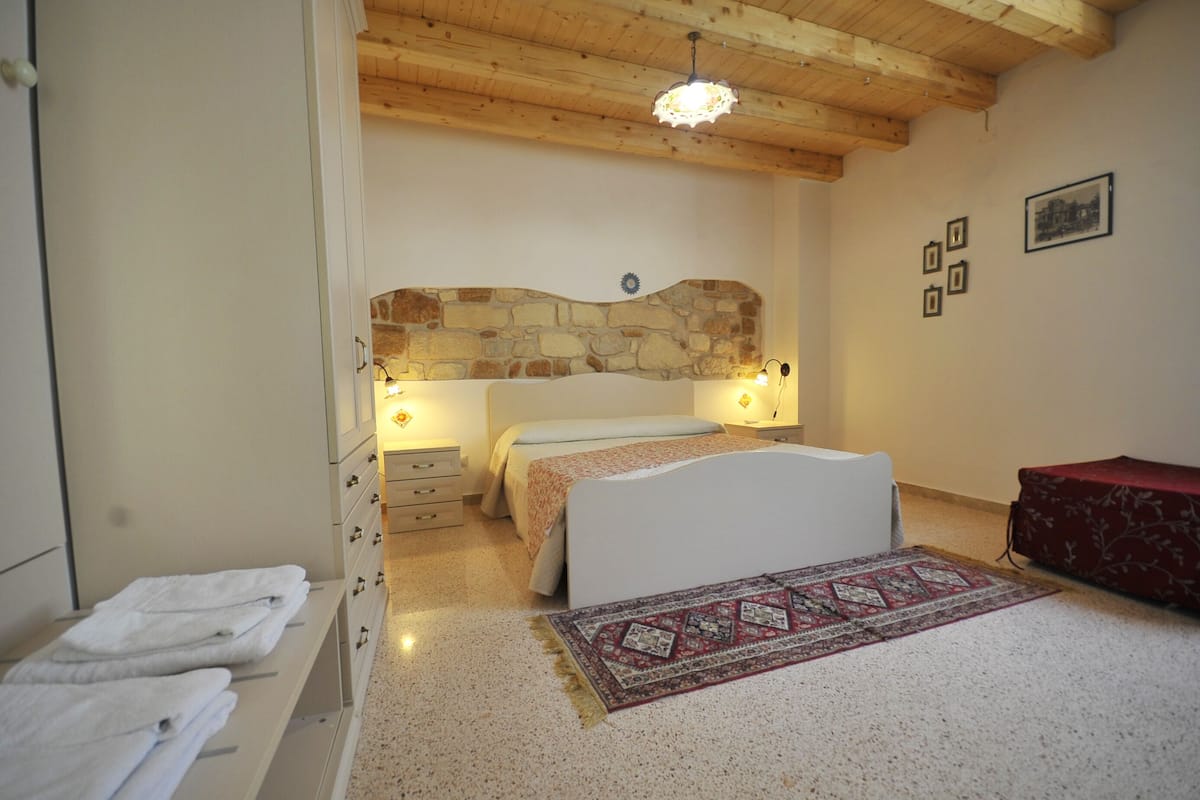 Familiekamer, 2 slaapkamers, uitzicht op binnenplaats | 2 slaapkamers, lakens van Egyptisch katoen, luxe beddengoed, een minibar