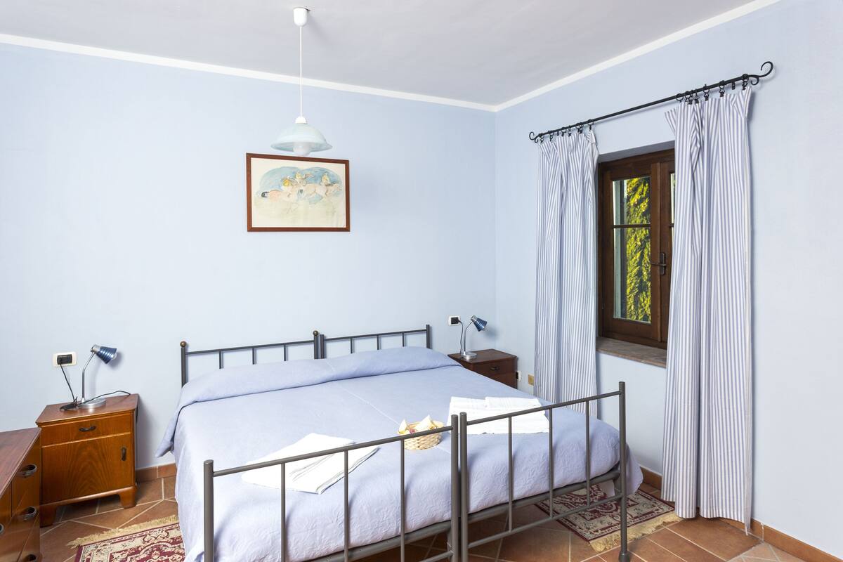 Individually furnished, desk, blackout curtains, free WiFi