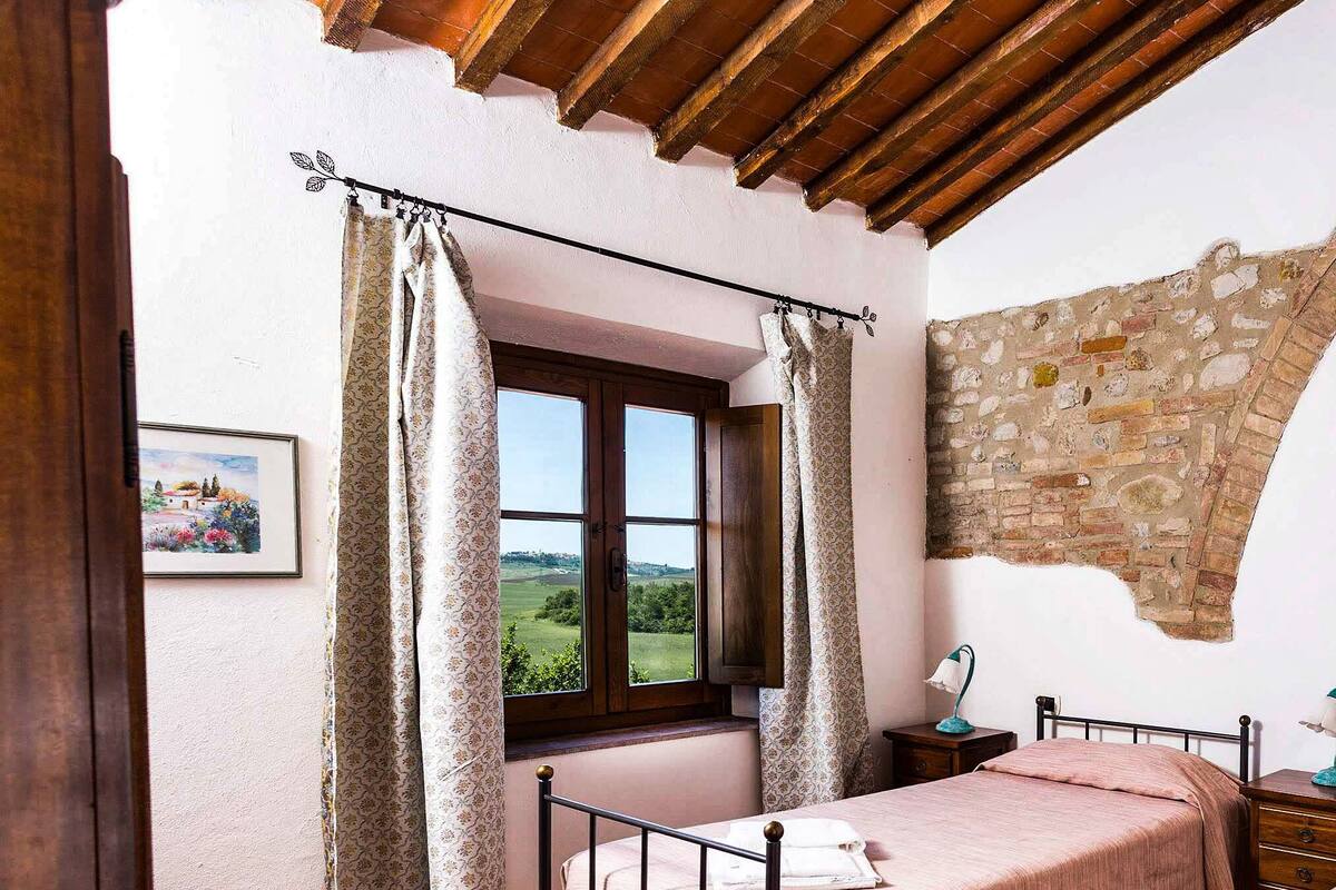 Habitación individual clásica, vista a la colina | Muebles diferentes, escritorio, cortinas blackout y wifi gratis