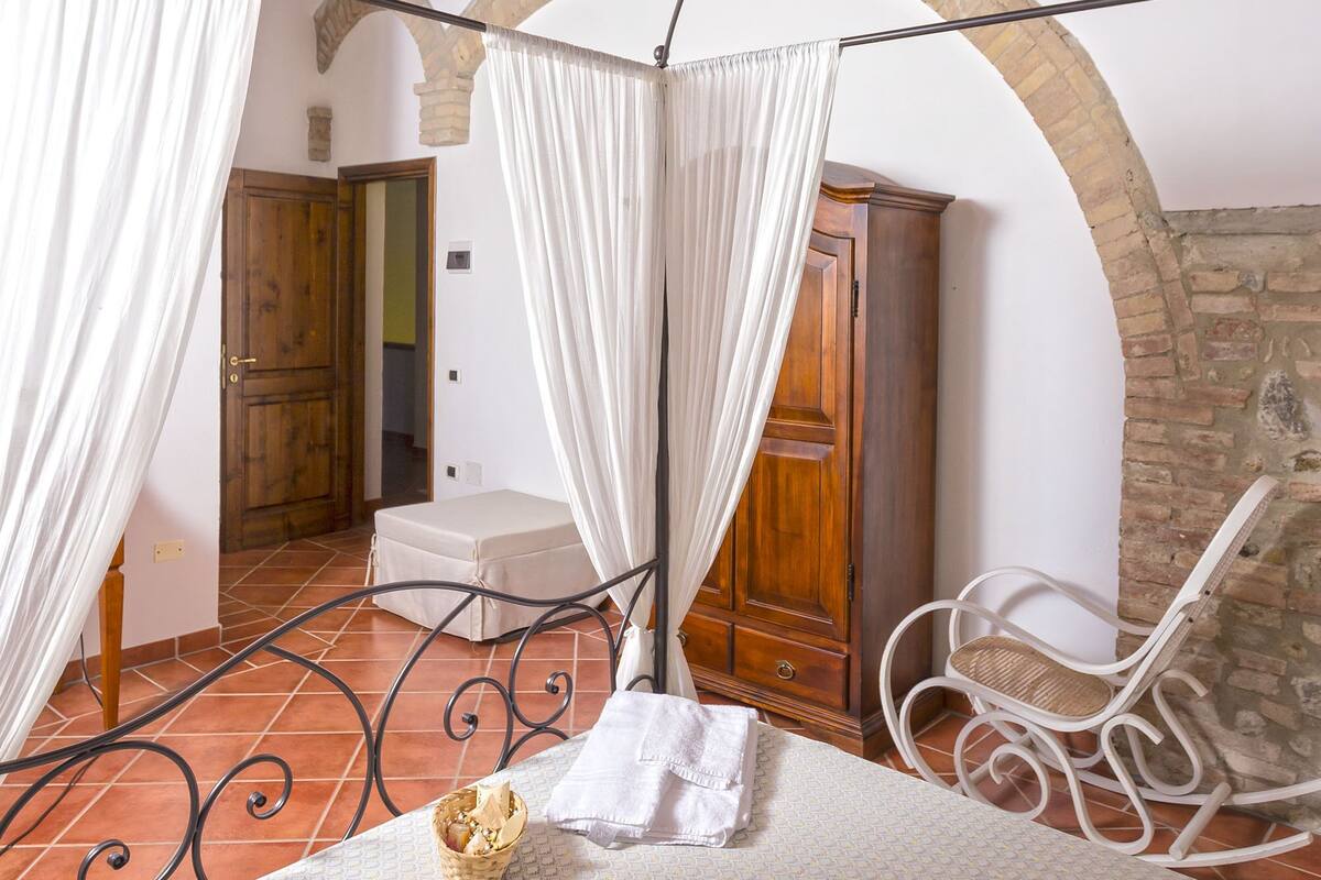 Individually furnished, desk, blackout curtains, free WiFi