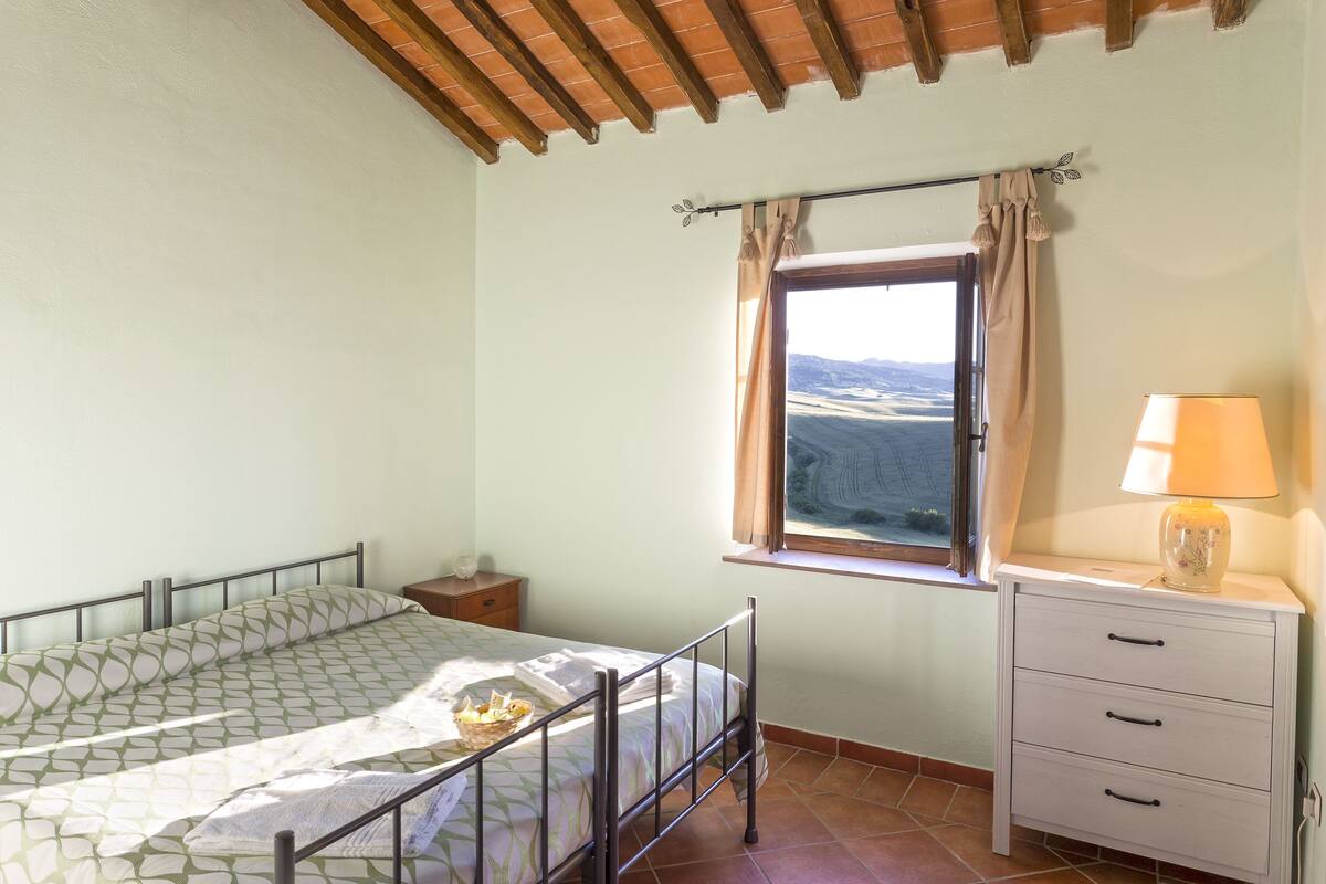 Individually furnished, desk, blackout curtains, free WiFi