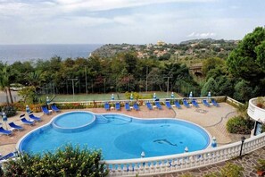 Una piscina al aire libre de temporada (de 09:00 a 19:00), tumbonas