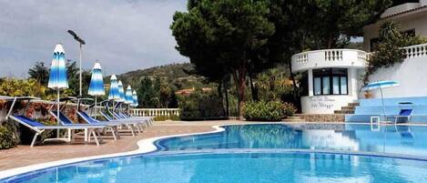 Außenpool (je nach Saison geöffnet), Liegestühle