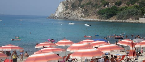 Una spiaggia nelle vicinanze, sabbia bianca