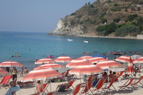 White sand, free beach shuttle, scuba diving