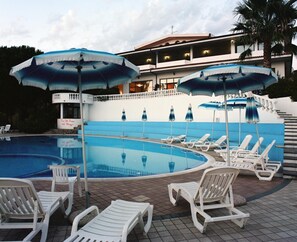 Seasonal outdoor pool, open 9:00 AM to 7:00 PM, pool loungers