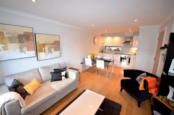 Appartement supérieur, 2 chambres, balcon | Aire de séjour | Téléviseur à écran plat