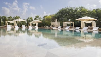 Udendørs pool, parasoller, liggestole