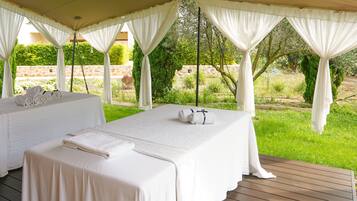 Couples treatment room(s), sauna, hot tub, body treatments