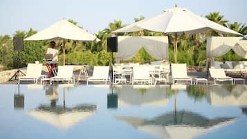 Piscine extérieure, parasols de plage, chaises longues