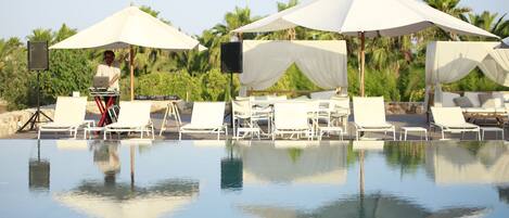 Piscine extérieure, parasols de plage, chaises longues