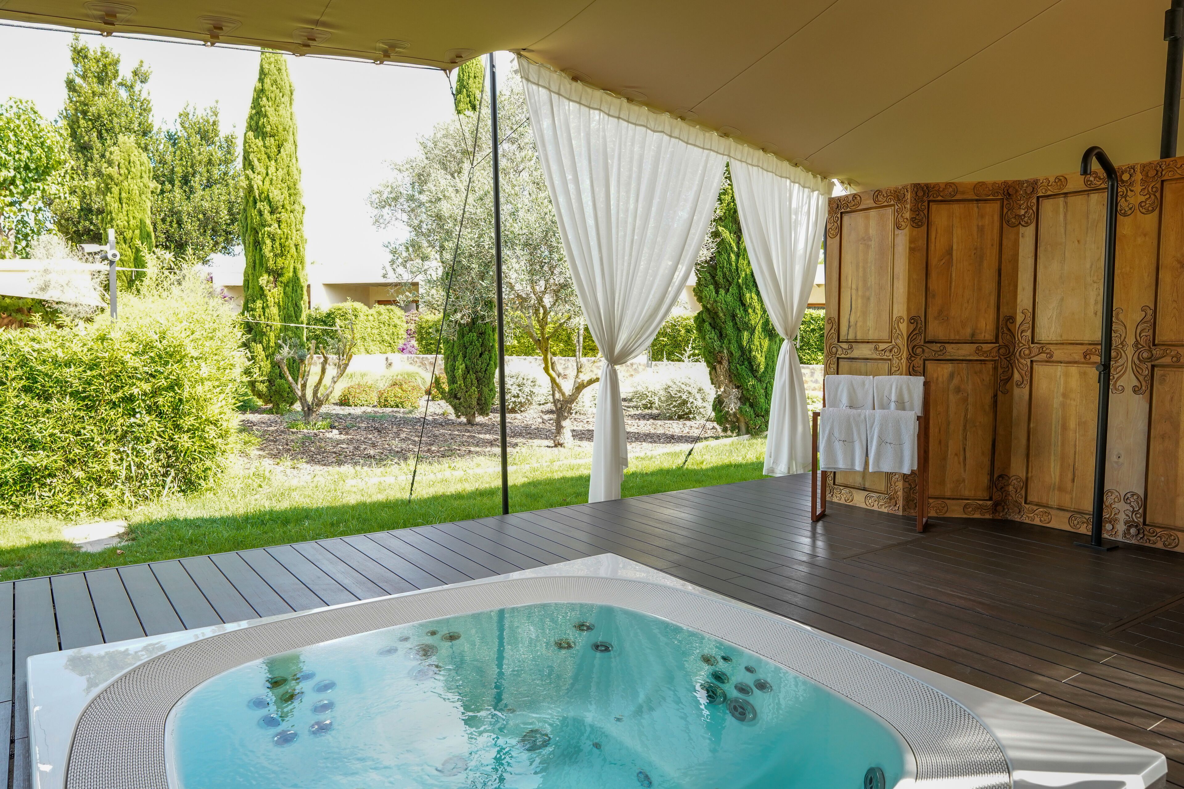 Espace de soins pour les couples, sauna, bain à remous, soins corporels