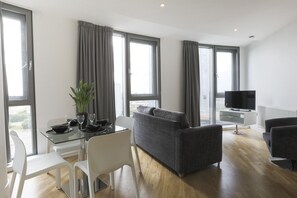 高級公寓, 2 間臥室, 陽台 | 客廳 | 平面電視