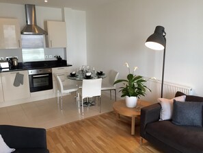 Leilighet – superior, 2 soverom, balkong | Spiseområde på rommet