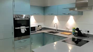Apartment, 1 Bedroom | Private kitchen | Full-size fridge, microwave, stovetop, dishwasher
