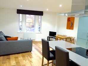 아파트, 침실 1개 | 거실 공간 | 평면 TV