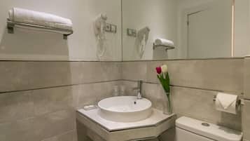 Standaard tweepersoonskamer | Badkamer | Een douche, gratis toiletartikelen, een haardroger, handdoeken