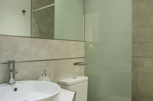 Een douche, gratis toiletartikelen, een haardroger, handdoeken