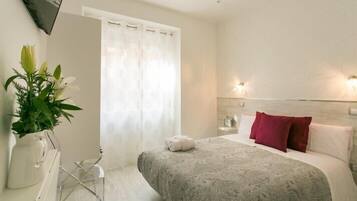 Caja fuerte, escritorio, cortinas opacas y wifi gratis