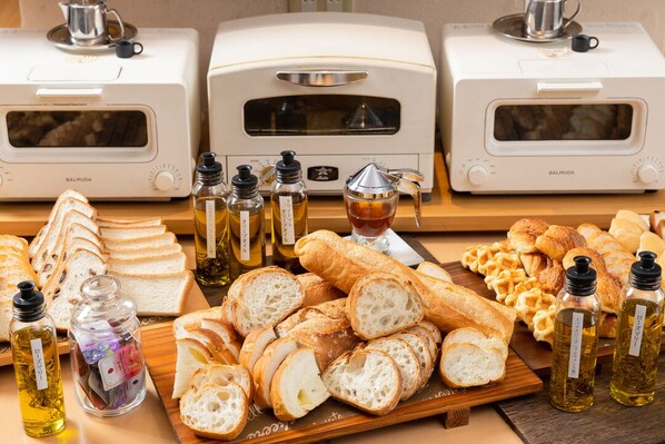 Daily buffet breakfast (JPY 1595 per person)