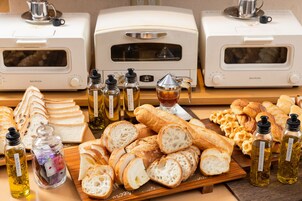 Se ofrece un desayuno bufé (1595 JPY por persona)