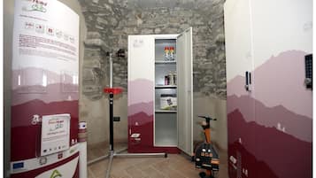 Quarto com parede de pedra, decoração com tema de bicicleta, bomba de bicicleta e capacete de bicicleta.