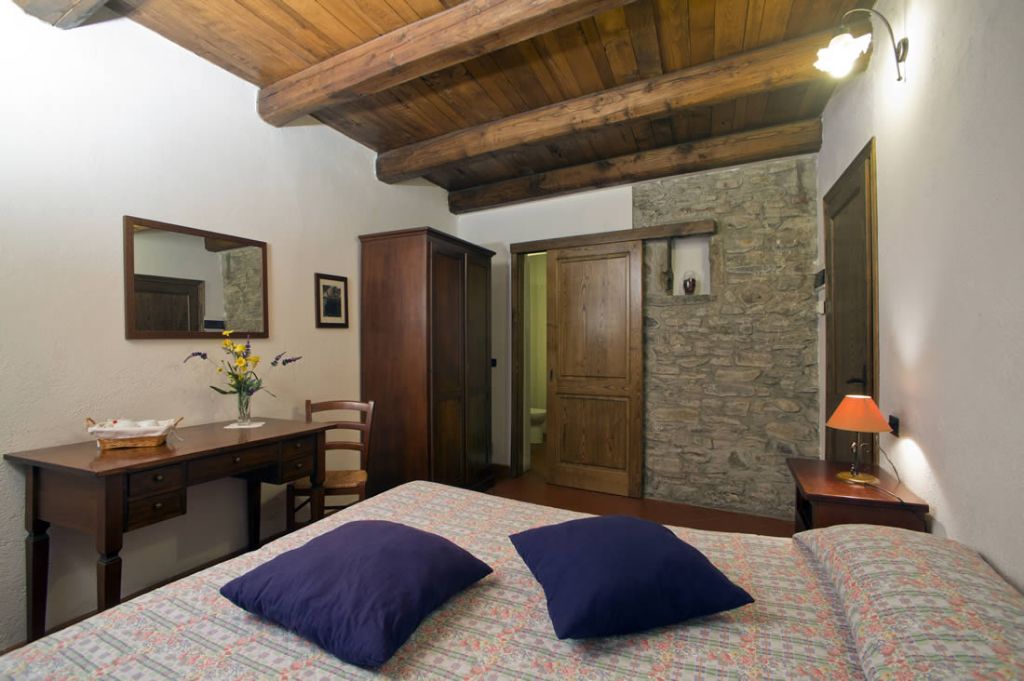 Una scrivania, postazione laptop, ferro/asse da stiro, Wi-Fi gratuito