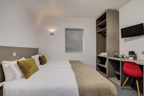 Standard Twin Room | 1 bedroom, desk, iron/ironing board, free WiFi - Belvilla Ilford Station Hotel, 4 min from Elizabeth line (Ilford)