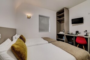 Habitación estándar con 2 camas individuales | 1 habitación, escritorio, tabla de planchar con plancha y wifi gratis 