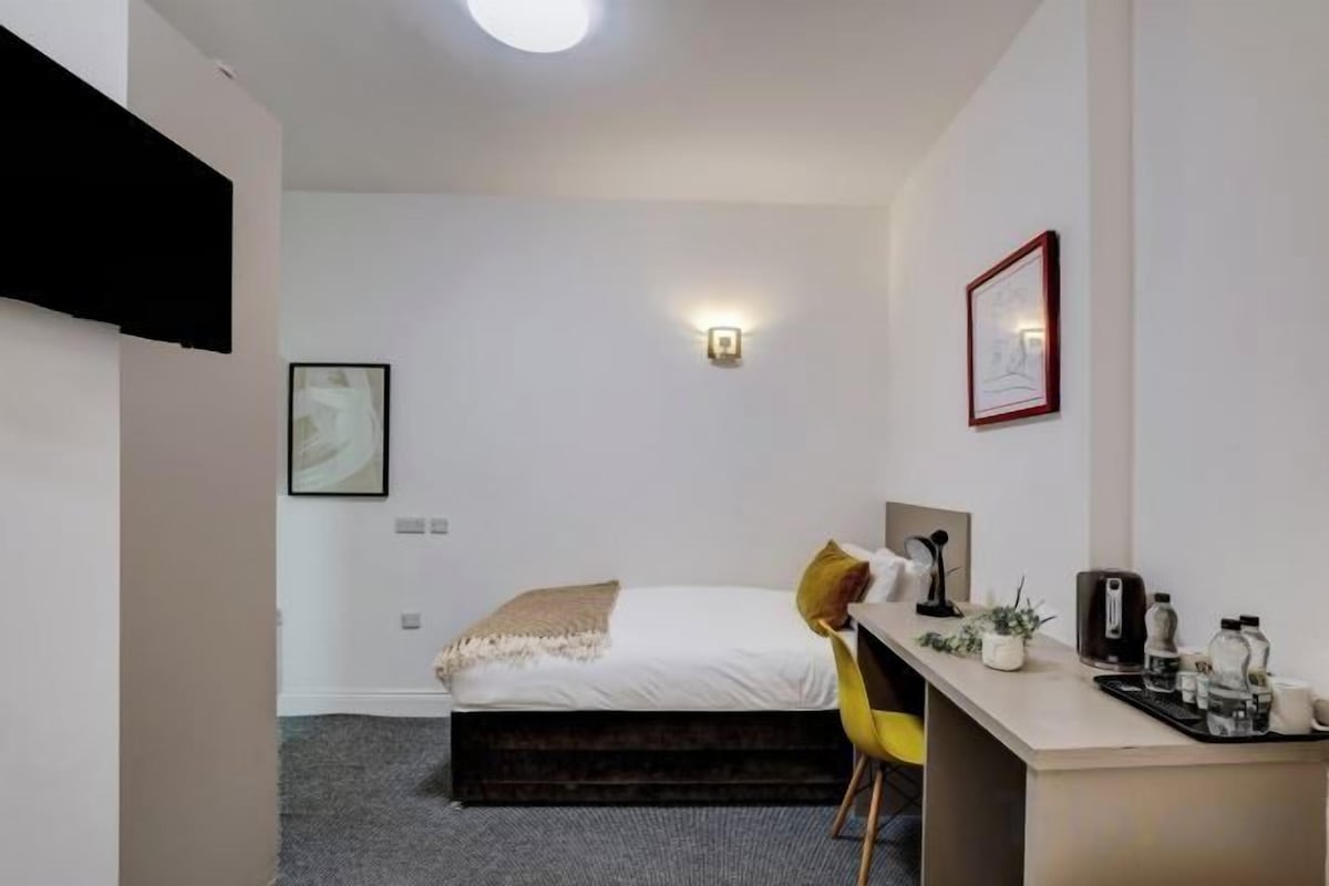 1 bedroom, desk, iron/ironing board (on request), free WiFi