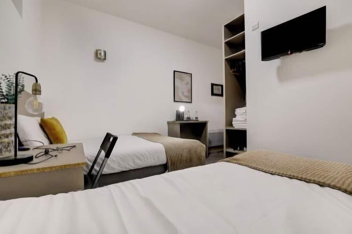 1 chambre, bureau, fer et planche à repasser, Wi-Fi gratuit