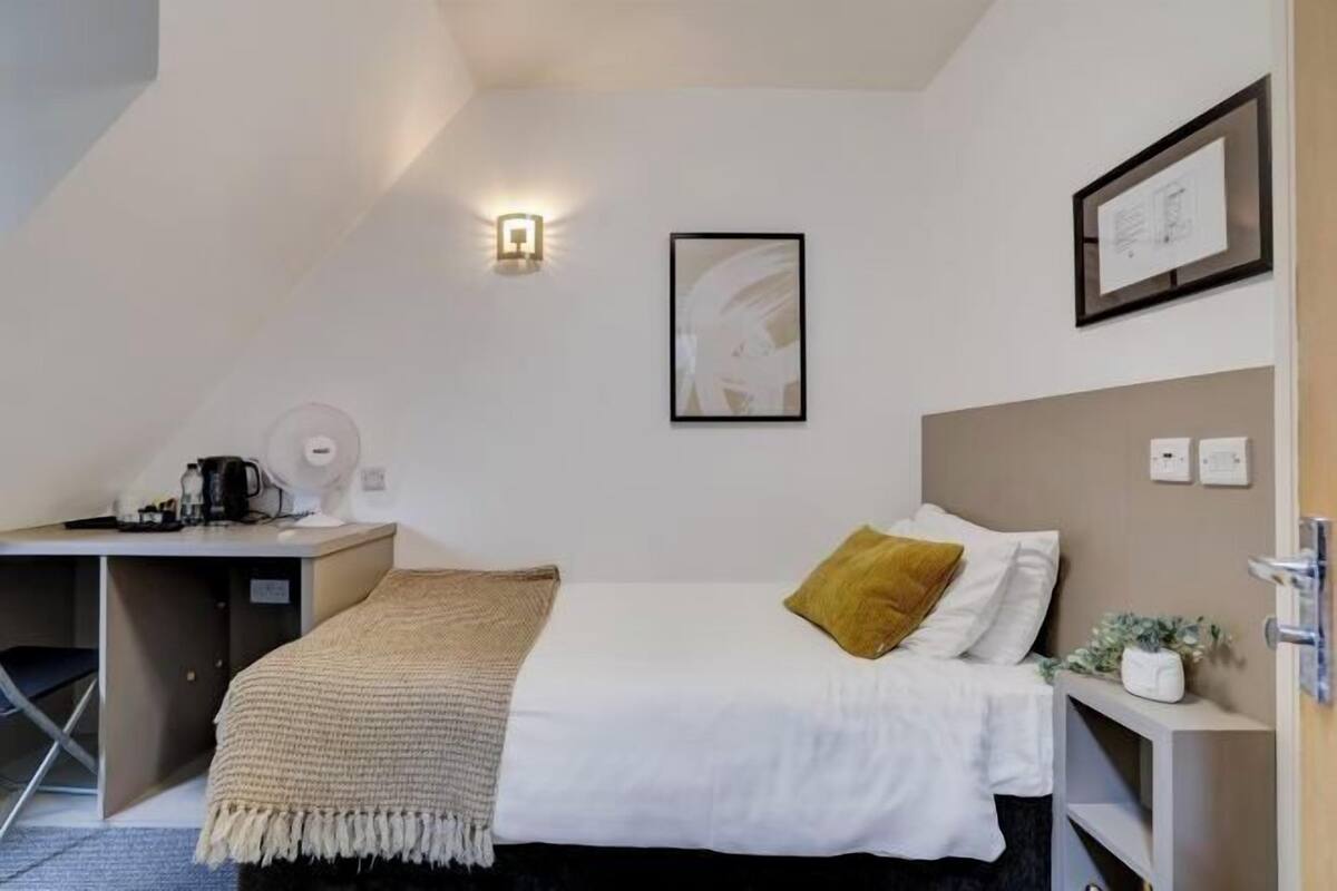 1 habitación, escritorio, tabla de planchar con plancha y wifi gratis