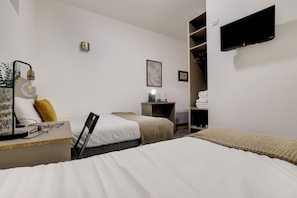 Chambre Quadruple Standard, 2 lits doubles | 1 chambre, bureau, fer et planche à repasser, Wi-Fi gratuit