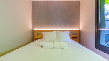 Een bureau, een strijkplank/strijkijzer, gratis wifi, beddengoed