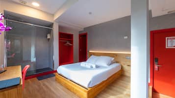 Deluxe tweepersoonskamer | Een bureau, een strijkplank/strijkijzer, gratis wifi, beddengoed