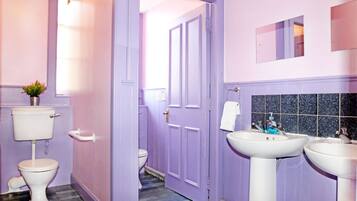 Phòng tập thể (1 Bed in 5 Sleeps Dormitory) | Phòng tắm | Buồng tắm vòi sen