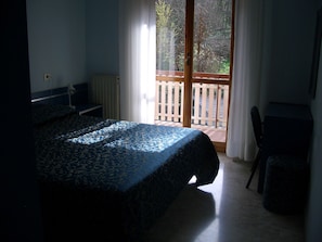 Caixa forta a l'habitació, escriptori i habitacions insonoritzades