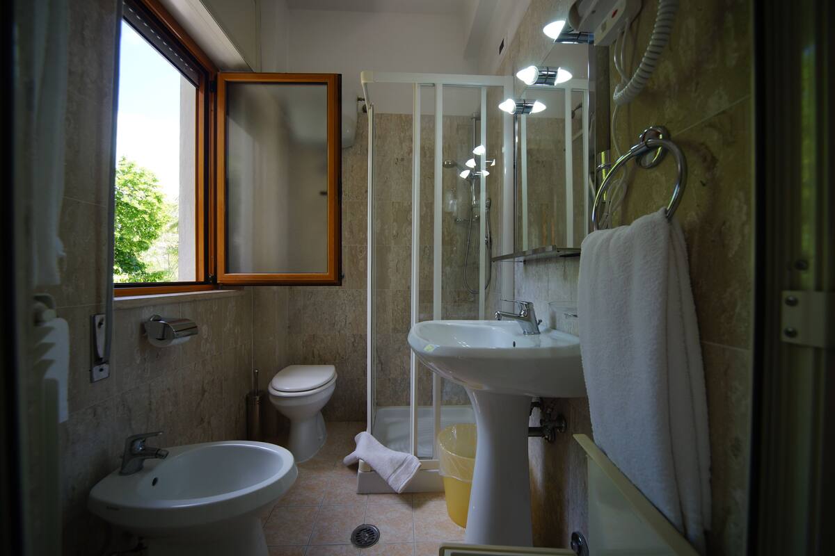 triple room | bathroom | free toiletries, hair dryer, bidet, towels