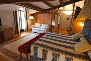 Dobbeltrom – junior | Minibar, safe på rommet, blendingsgardiner og sengetøy