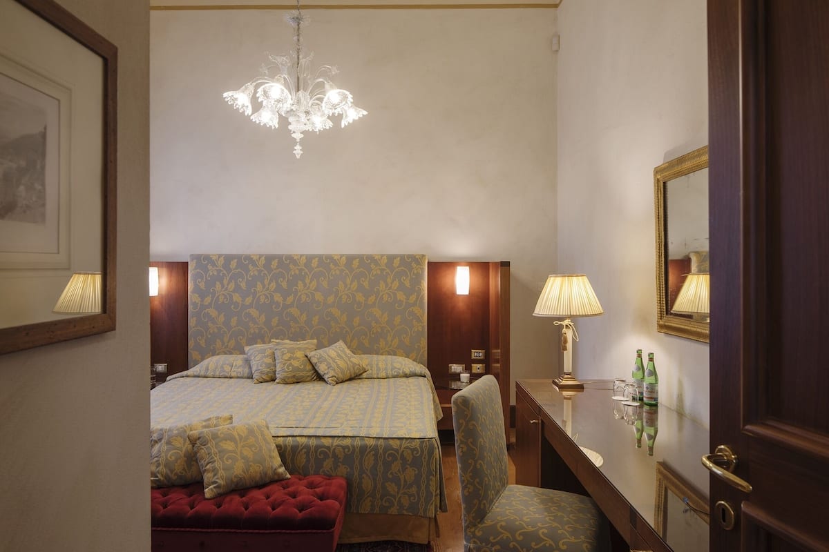 Deluxe-Doppelzimmer, 1 Schlafzimmer | 1 Schlafzimmer, Minibar, Zimmersafe, Verdunkelungsvorhänge