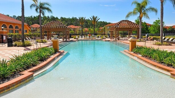 Outdoor pool, pool loungers - Bella Vida Resort (Kissimmee)