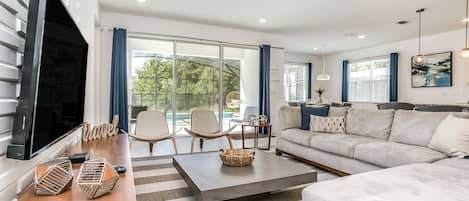 ACO Bella Vida Resort 5 Bedroom Vacation Home with Pool (1870) | Living room | TV