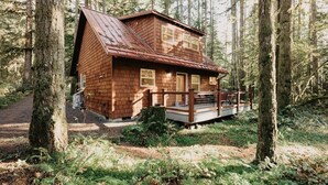 A wooden cabin with a sloped roof, a deck, and a porch. - 12gs - Bbq - Wifi - Dishwasher - Sleeps 4 2 Bedroom Home by RedAwning (Deming)