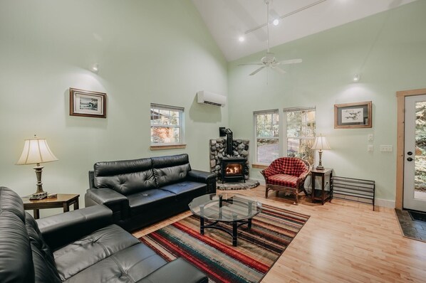 Cabin, 2 Bedrooms | Living area