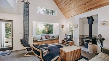 Cabin, 5 Bedrooms | Interior