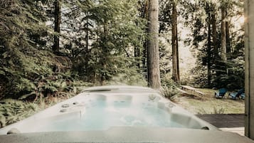 Cabin, 5 Bedrooms | Outdoor spa tub