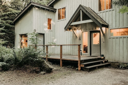 19mbr - Hot Tub - Sauna - Bbq - Pets Ok - Wifi - Sleeps 10 5 Bedroom Home by RedAwning