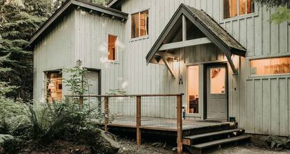 19mbr - Hot Tub - Sauna - Bbq - Pets Ok - Wifi - Sleeps 10 5 Bedroom Home by RedAwning