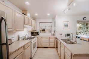 Cabin, 5 Bedrooms | Private kitchen | Fridge, microwave, oven, coffee/tea maker