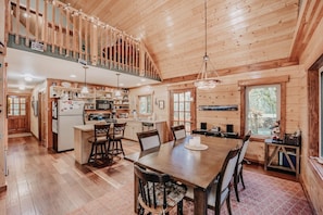 Private kitchen - 21gs - Log  - Pets Ok - Sleeps 6 3 Bedroom Home by RedAwning (Deming)